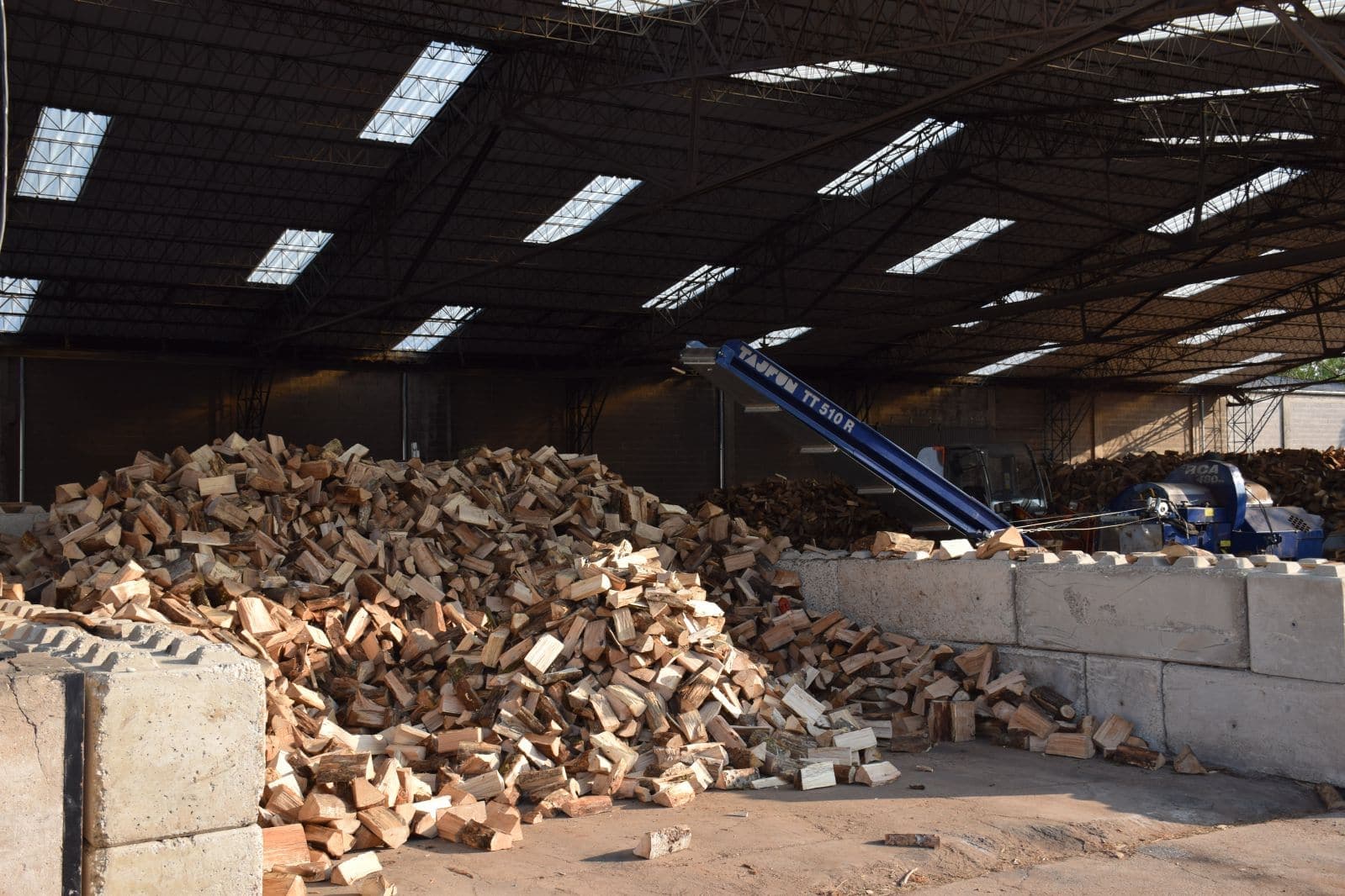 Bois de chauffage mi-sec en vrac – 25 cm