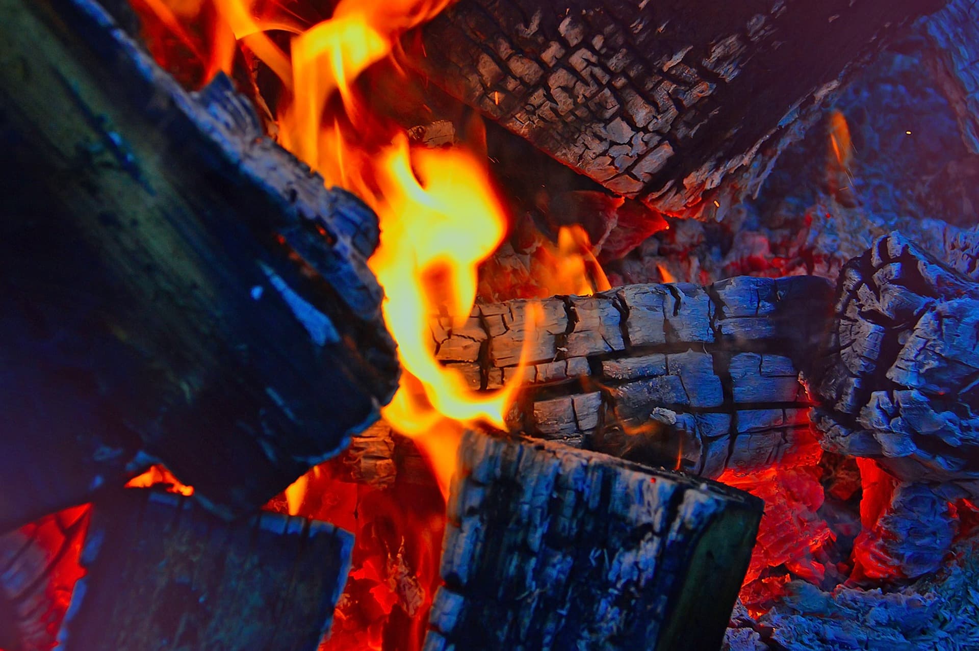 Bûches en feu dans un foyer de chauffage